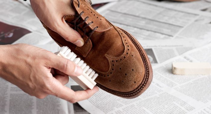 Как самостоятельно обновить замшевую обувь